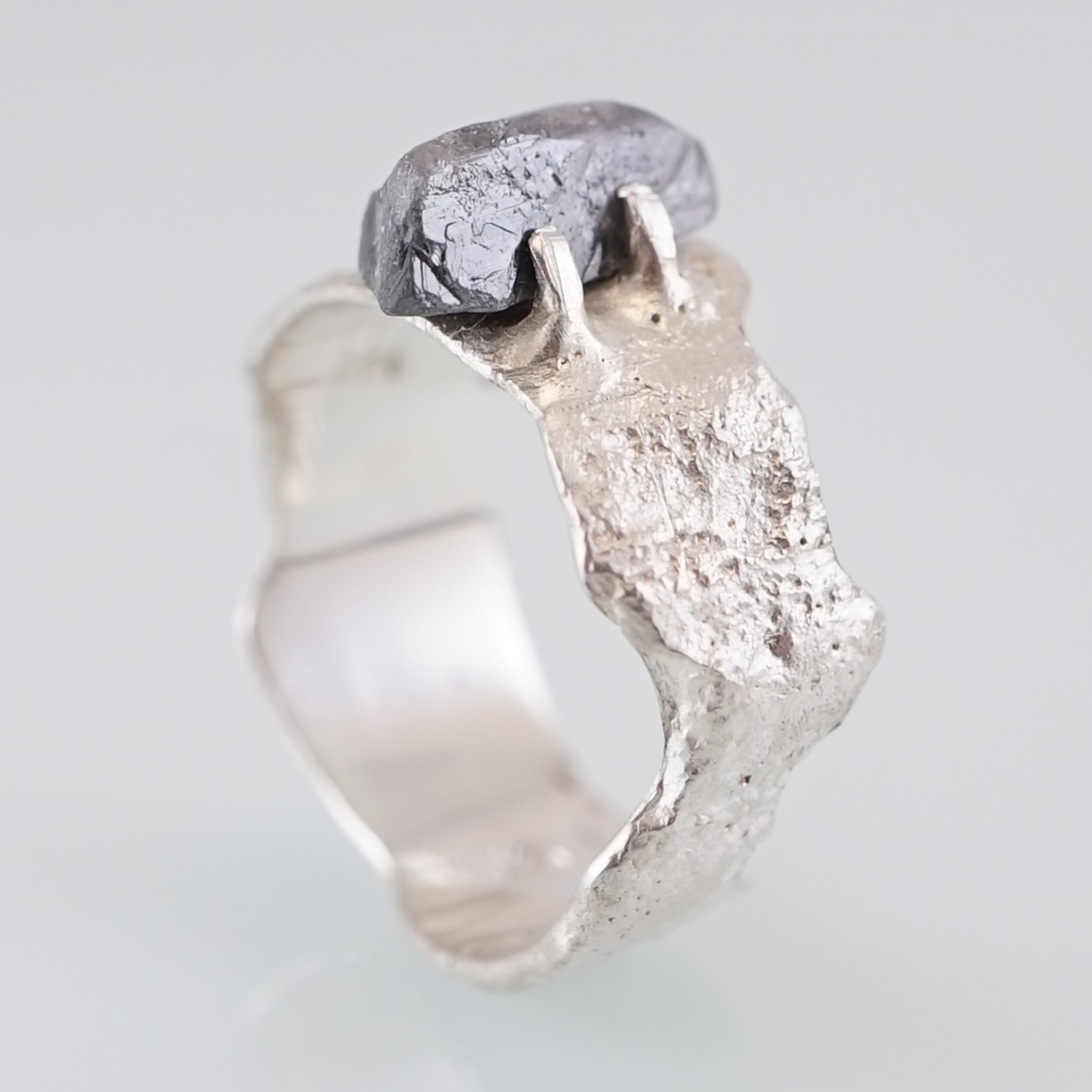 Pierścionek srebrny z szarym diamentem